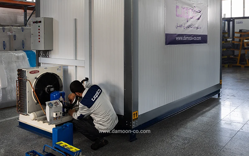 نفر فنی دامون در حال نصب یونیت سردخانه کانکسی